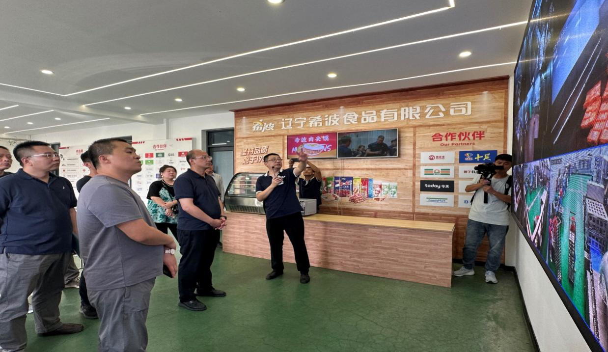 图为参观安置残疾人就业企业现场